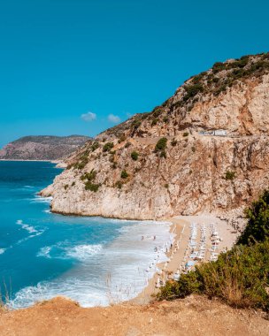 Kaputas Beach Kas hindisi, Kas Hindi Nehri kıyısındaki kayalıklardan beyaz turuncu plaj.