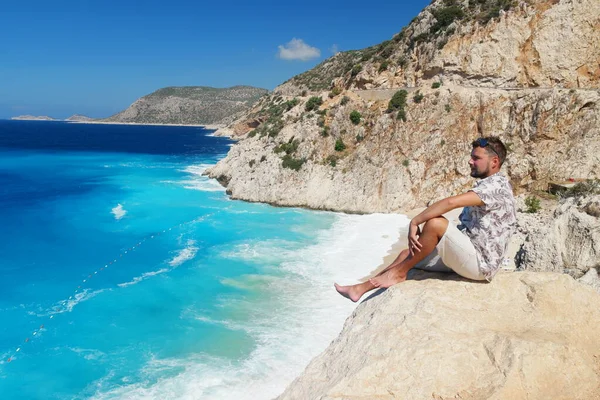 Kaputas Beach Kas Türkei, weiß orangefarbener Strand von Klippen am Meer des Kas Turkey Flusses, Männer stehen auf Klippen schauenden Ozean — Stockfoto