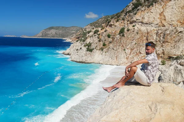 Kaputas Beach Kas indyk, biała pomarańczowa plaża z klifów nad oceanem rzeki Kas Turcja, mężczyźni stojący na klifie patrzący na ocean — Zdjęcie stockowe