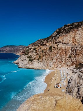 Kaputas Beach Kas hindisi, Kas Hindi Nehri kıyısındaki kayalıklardan beyaz turuncu plaj.