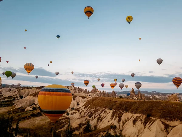 Kapadokya Türkiye tepelerde sıcak hava balonlarıyla, Kapadokya 'da gün doğumunda Kapadokya' da güneş ışığı altında güzel renkli balonlar. — Stok fotoğraf