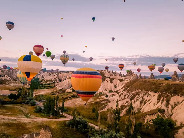 Capadocia Turquía amanecer en las colinas con globos de aire caliente, Kapadokya Hermosos globos vibrantes de colores en la luz del amanecer en Capadocia Turquía Goreme —  Fotos de Stock