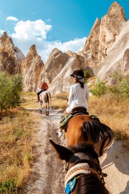 Kapadokya 'da tatil yapan genç kadın Kapadokya' nın sıcak hava balonlarını seyrediyor. 