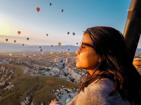 Lány nyaralni Cappadocia Törökország napfelkelte a hegyekben hőlégballonok, Kapadokya Gyönyörű élénk színes lufik napfelkelte fény Cappadocia Törökország Goreme — Stock Fotó