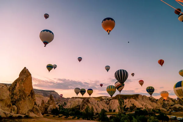Capadocia Turquía amanecer en las colinas con globos de aire caliente, Kapadokya Hermosos globos vibrantes de colores en la luz del amanecer en Capadocia Turquía Goreme —  Fotos de Stock