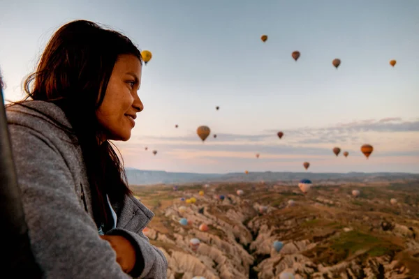 Chica de vacaciones en Capadocia Turquía amanecer en las colinas con globos de aire caliente, Kapadokya Hermosos vibrantes globos de colores en la luz del sol en Capadocia Turquía Goreme —  Fotos de Stock