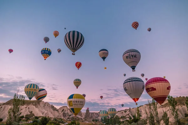 Capadocia Turquía amanecer en las colinas con globos de aire caliente, Kapadokya Hermosos globos vibrantes de colores en la luz del amanecer en Capadocia Turquía Goreme —  Fotos de Stock