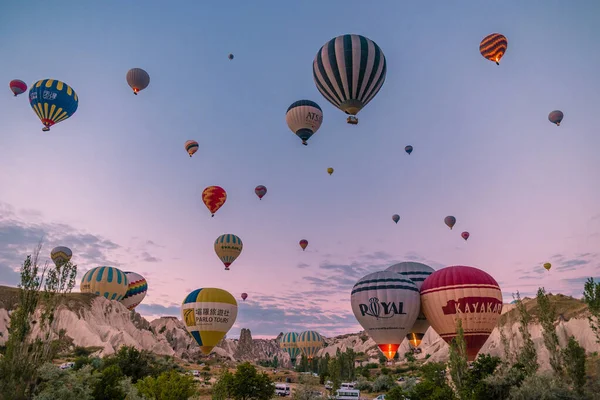 Kapadokya Türkiye tepelerde sıcak hava balonlarıyla, Kapadokya 'da gün doğumunda Kapadokya' da güneş ışığı altında güzel renkli balonlar. — Stok fotoğraf