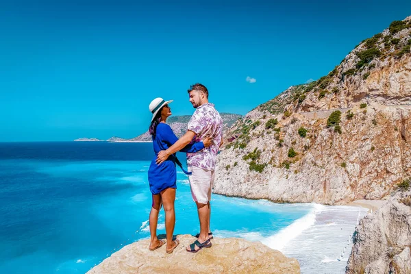 Para na wakacjach Turcja, Kaputas Beach Kas indyk, biała pomarańczowa plaża z klifów nad morzem Kas Turcji rivera, mężczyźni i kobieta stojący na klifie patrzący na ocean — Zdjęcie stockowe