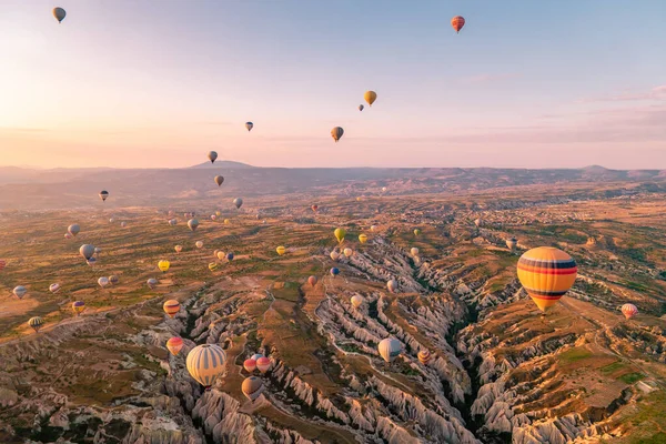Kappadokien Turkiet soluppgång i bergen med varmluftsballonger, Kapadokya Vackra pulserande färgglada ballonger i soluppgången ljus i Kappadokien Turkiet Goreme — Stockfoto