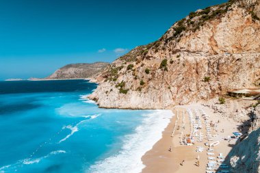 Kaputas Beach Kas hindisi, Kas Hindi Nehri kıyısındaki kayalıklardan beyaz turuncu plaj.