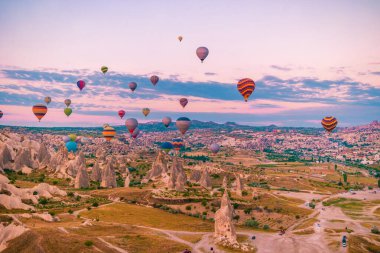 Kapadokya Türkiye tepelerde sıcak hava balonlarıyla, Kapadokya 'da gün doğumunda Kapadokya' da güneş ışığı altında güzel renkli balonlar.