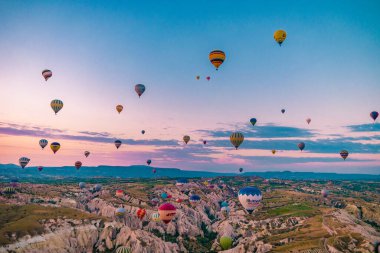 Kapadokya Türkiye tepelerde sıcak hava balonlarıyla, Kapadokya 'da gün doğumunda Kapadokya' da güneş ışığı altında güzel renkli balonlar.