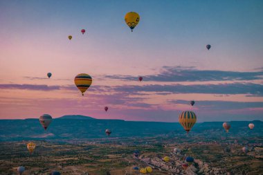 Kapadokya Türkiye tepelerde sıcak hava balonlarıyla, Kapadokya 'da gün doğumunda Kapadokya' da güneş ışığı altında güzel renkli balonlar.