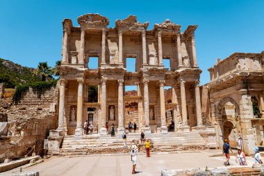 Efes, Türkiye - 01 Haziran 2018: Türkiye 'deki Efes Antik Kenti' nde insanlar Celsus kalıntılarını inceliyor