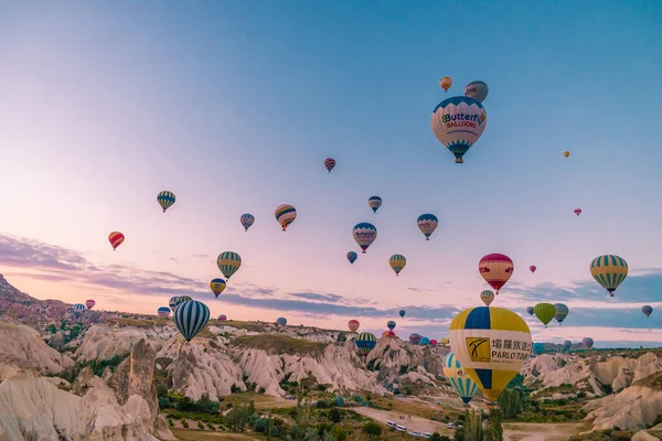 Capadocia Turquía amanecer en las colinas con globos de aire caliente, Kapadokya Hermosos globos vibrantes de colores en la luz del amanecer en Capadocia Turquía Goreme —  Fotos de Stock