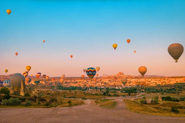 Capadocia Turquía amanecer en las colinas con globos de aire caliente, Kapadokya Hermosos globos vibrantes de colores en la luz del amanecer en Capadocia Turquía Goreme —  Fotos de Stock