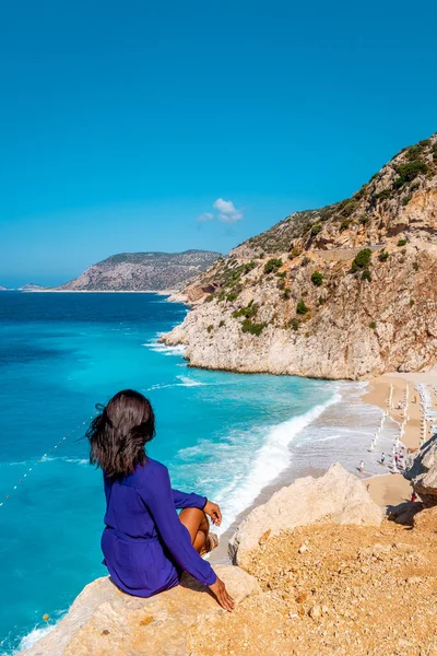 Kaputas Beach Kas indyk, biała pomarańczowa plaża z klifów nad oceanem rzeki Kas Turcja, mężczyźni stojący na klifie patrzący na ocean — Zdjęcie stockowe