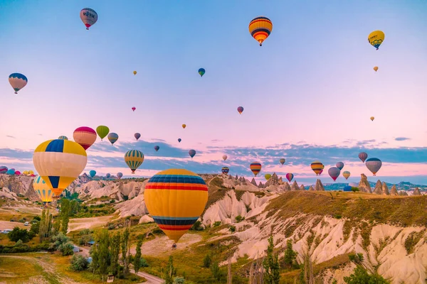 カッパドキア熱気球と丘のトルコの日の出,カッパドキアカッパドキアトルコの日の出光の中で美しい鮮やかな色の風船｜Goreme — ストック写真