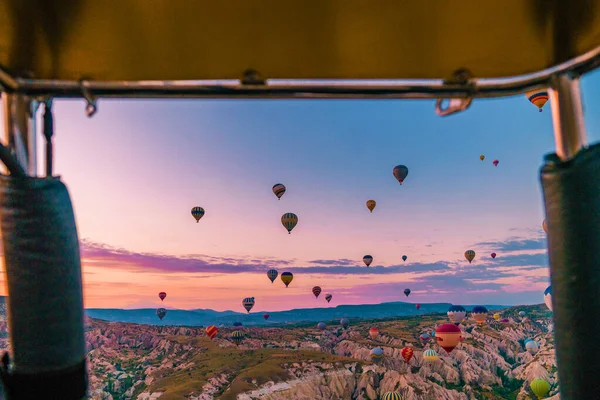 Capadocia Turquía amanecer en las colinas con globos de aire caliente, Kapadokya Hermosos globos vibrantes de colores en la luz del amanecer en Capadocia Turquía Goreme —  Fotos de Stock