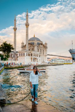 İstanbul Türkiye Haziran 2018, İstanbul Ortakoy Mahallesi Avrupa yakasındaki Boğaz kıyısı, İstanbul 'daki Ortakoy Camii, Türkiye