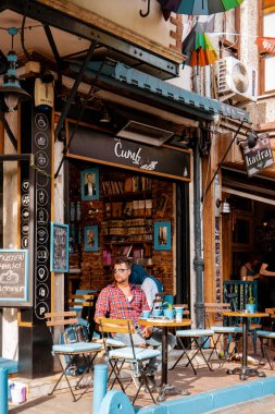 İstanbul Türkiye, Balat Temmuz 2018, İstanbul ilçesindeki renkli evler ve evler, yaz mevsiminde erkekler restoranda kahve içiyor
