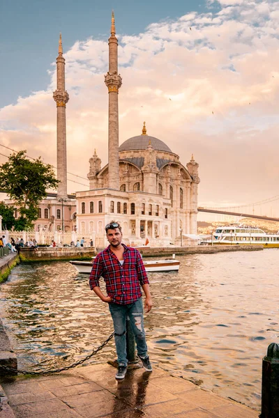 Isztambul Törökország, Isztambul Ortakoy környéke a Boszporusz partvonala mellett az európai oldalon, Ortakoy mecset isztambulban, pulyka — Stock Fotó