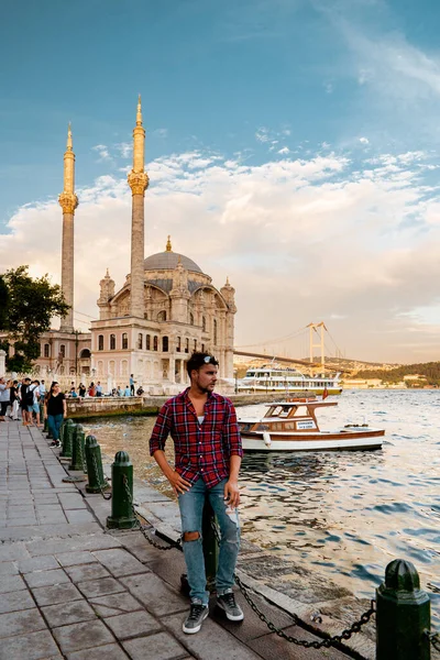 İstanbul Türkiye Haziran 2018, İstanbul Ortakoy Mahallesi Avrupa yakasındaki Boğaz kıyısı, İstanbul 'daki Ortakoy Camii, Türkiye