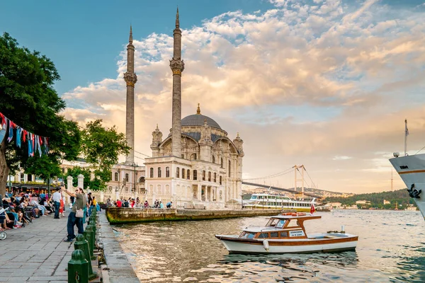 İstanbul Türkiye Haziran 2018, İstanbul Ortakoy Mahallesi Avrupa yakasındaki Boğaz kıyısı, İstanbul 'daki Ortakoy Camii, Türkiye