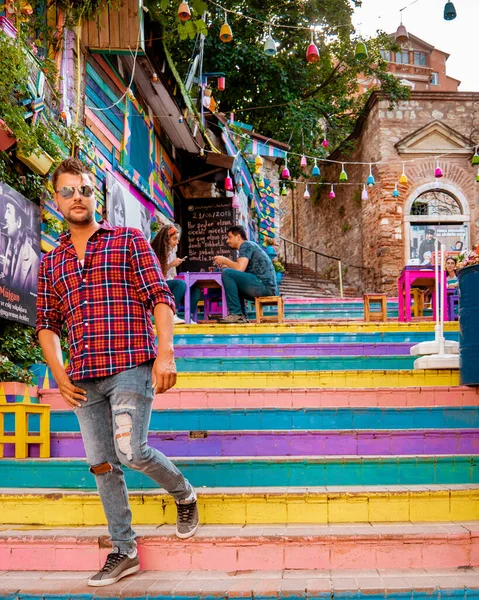 Turcja, Balat Lipiec 2018, kolorowe domy i domy w mieście Istanbul Turcja, w lecie, mężczyźni pijący kawę w restauracji — Zdjęcie stockowe