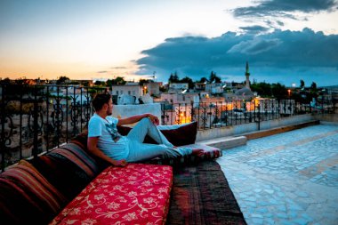 Kapadokya Türkiye, Goreme Kapadokya Türkiye 'de tatil yapan gençler