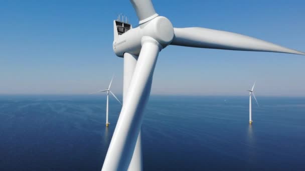 Aerogenerador desde la vista aérea, Drone vista en el parque eólico westermeerdijk una granja de molinos de viento en el lago IJsselmeer el más grande de los Países Bajos, Desarrollo sostenible, energías renovables — Vídeo de stock