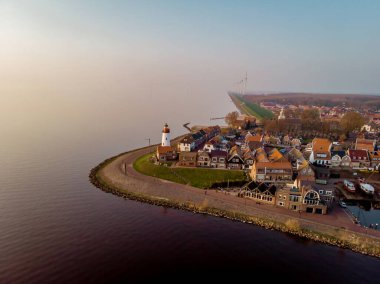 Urk Hollanda Avrupa, küçük balıkçı köyü Urk 'un limanında gün doğumu 
