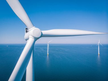 Hava manzaralı rüzgar türbini, rüzgar parkının batı kanadındaki drone manzarası IJsselmeer gölündeki yel değirmeni çiftliği Hollanda 'nın en büyüğü, sürdürülebilir kalkınma, yenilenebilir enerji