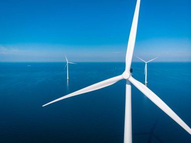 Hava manzaralı rüzgar türbini, rüzgar parkının batı kanadındaki drone manzarası IJsselmeer gölündeki yel değirmeni çiftliği Hollanda 'nın en büyüğü, sürdürülebilir kalkınma, yenilenebilir enerji