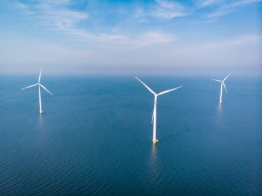 Hava manzaralı rüzgar türbini, rüzgar parkının batı kanadındaki drone manzarası IJsselmeer gölündeki yel değirmeni çiftliği Hollanda 'nın en büyüğü, sürdürülebilir kalkınma, yenilenebilir enerji