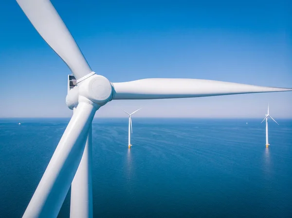 Aerogenerador desde la vista aérea, Drone vista en el parque eólico westermeerdijk una granja de molinos de viento en el lago IJsselmeer el más grande de los Países Bajos, Desarrollo sostenible, energías renovables —  Fotos de Stock