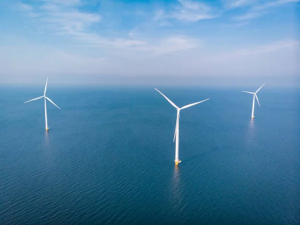 Hava manzaralı rüzgar türbini, rüzgar parkının batı kanadındaki drone manzarası IJsselmeer gölündeki yel değirmeni çiftliği Hollanda 'nın en büyüğü, sürdürülebilir kalkınma, yenilenebilir enerji