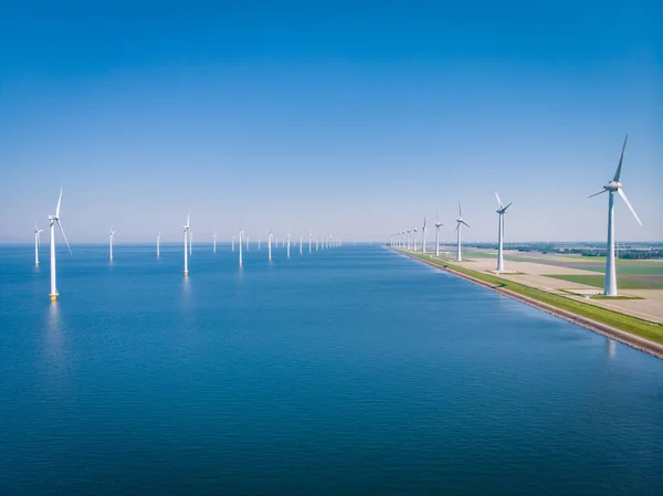 Hava manzaralı rüzgar türbini, rüzgar parkının batı kanadındaki drone manzarası IJsselmeer gölündeki yel değirmeni çiftliği Hollanda 'nın en büyüğü, sürdürülebilir kalkınma, yenilenebilir enerji — Stok fotoğraf