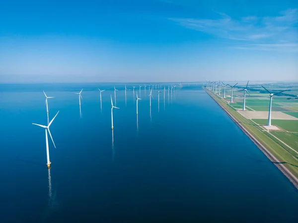 Aerogenerador desde la vista aérea, Drone vista en el parque eólico westermeerdijk una granja de molinos de viento en el lago IJsselmeer el más grande de los Países Bajos, Desarrollo sostenible, energías renovables —  Fotos de Stock