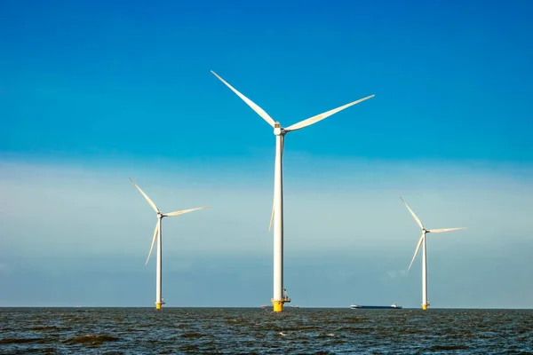 Aerogenerador desde la vista aérea, Drone vista en el parque eólico westermeerdijk una granja de molinos de viento en el lago IJsselmeer el más grande de los Países Bajos, Desarrollo sostenible, energías renovables —  Fotos de Stock