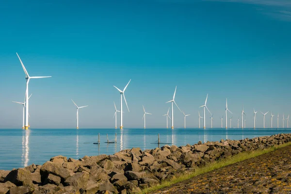 공중에서 본 풍력 터빈, 드론 은 윈드 파크 서쪽에 위치한 윈드 미어 다이크 호수에 있는 풍차 농장을 볼 수있는데, 이 공장은 네덜란드에서 가장 규모가 크며, 지속 가능 한 개발, 재생 가능 한 에너지 — 스톡 사진