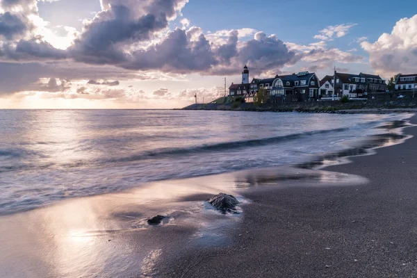 Urk Nederland Europa, zonsopgang in de haven van het kleine vissersdorpje Urk — Stockfoto