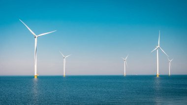 Hava manzaralı rüzgar türbini, rüzgar parkının batı kanadındaki drone manzarası IJsselmeer gölündeki yel değirmeni çiftliği Hollanda 'nın en büyüğü, sürdürülebilir kalkınma, yenilenebilir enerji