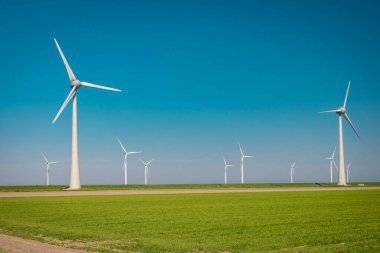 Hava manzaralı rüzgar türbini, rüzgar parkının batı kanadındaki drone manzarası IJsselmeer gölündeki yel değirmeni çiftliği Hollanda 'nın en büyüğü, sürdürülebilir kalkınma, yenilenebilir enerji