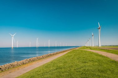 Hava manzaralı rüzgar türbini, rüzgar parkının batı kanadındaki drone manzarası IJsselmeer gölündeki yel değirmeni çiftliği Hollanda 'nın en büyüğü, sürdürülebilir kalkınma, yenilenebilir enerji