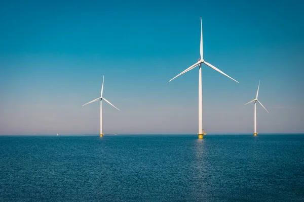 空中から見た風力タービン、風力公園のドローンビュー｜Westmeerdijkaオランダ最大のIJsselmeer湖の風車農場、持続可能な開発、再生可能エネルギー — ストック写真