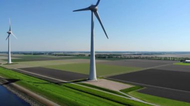 Hava manzaralı rüzgar türbini, rüzgar parkının batı kanadındaki drone manzarası IJsselmeer gölündeki yel değirmeni çiftliği Hollanda 'nın en büyüğü, sürdürülebilir kalkınma, yenilenebilir enerji