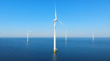 Hava manzaralı rüzgar türbini, rüzgar parkının batı kanadındaki drone manzarası IJsselmeer gölündeki yel değirmeni çiftliği Hollanda 'nın en büyüğü, sürdürülebilir kalkınma, yenilenebilir enerji