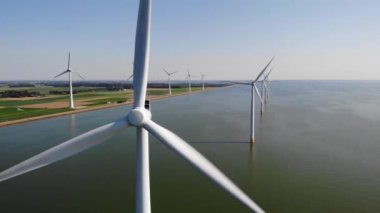 Hava manzaralı rüzgar türbini, rüzgar parkının batı kanadındaki drone manzarası IJsselmeer gölündeki yel değirmeni çiftliği Hollanda 'nın en büyüğü, sürdürülebilir kalkınma, yenilenebilir enerji
